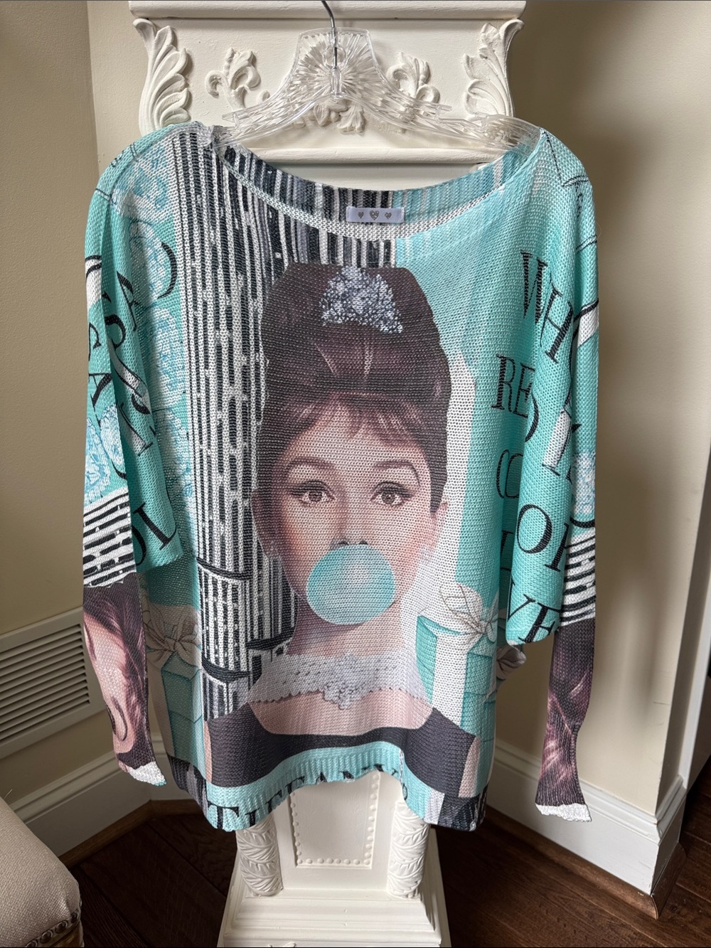 Graphic Bubblegum Portrait Pullover Sweatshirt in Mint